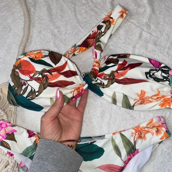 Off the shoulder cheeky tropical floral bikini - Picture 5 of 9